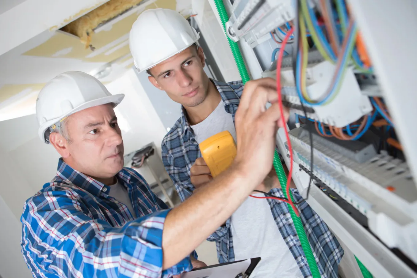 Pose de l'appareillage électrique en second œuvre sur un chantier à Chevilly-Larue